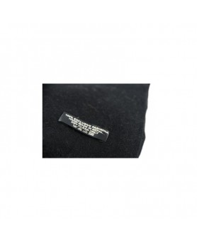 чистым черным кашемировым пашминой