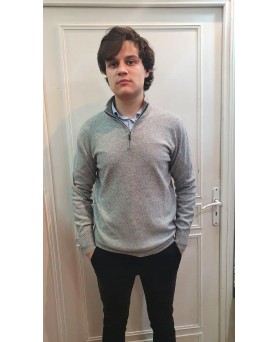 Светло-серый кашемировый свитер с воротником-стойкой