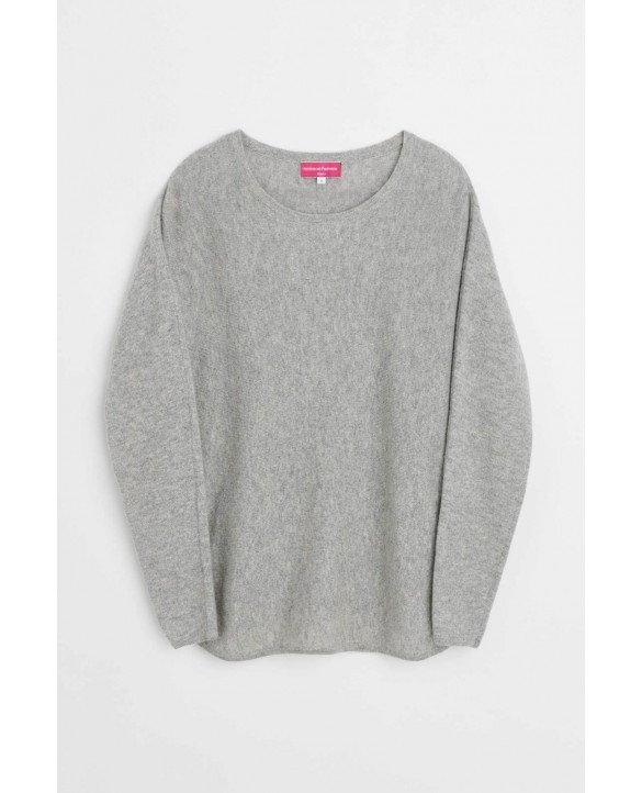 светло-серым женским свитером с широким вырезом из кашемира