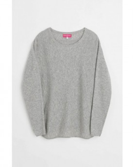 светло-серым женским свитером с широким вырезом из кашемира