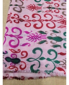 Пашмина гималайская в узоре кашемировой империи Розовый зеленый красный на розовом фоне